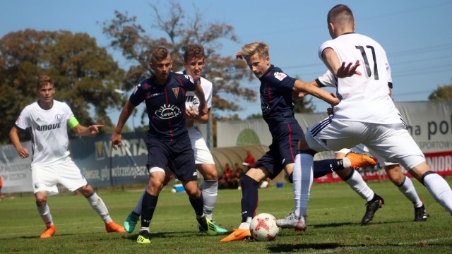 Piłkarze szczecińskiej Pogoni pokonali zespół warszawskiej Legii 2:0. Mecz rozegrano w ramach 3. kolejki rozgrywek Centralnej Ligi Juniorów U-18.