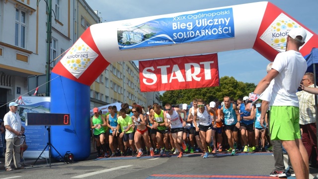 Ponad 230 biegaczy stanęło na starcie kołobrzeskiego Biegu Solidarności. Imprezę zorganizowano by uczcić 38. rocznicę powstania NSZZ Solidarność.