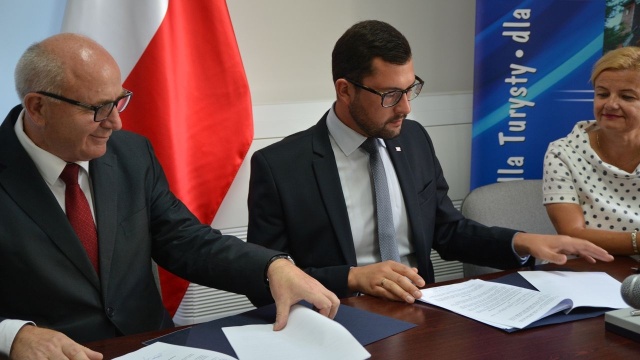 Prawie trzy miliony złotych przekazał, we wtorek, Wojewoda Zachodniopomorski na przebudowę sześciokilometrowego odcinka drogi powiatowej z Wałcza do Tuczna. Pieniądze pochodziły z rządowego Programu Wsparcia Lokalnej Infrastruktury Drogowej.
