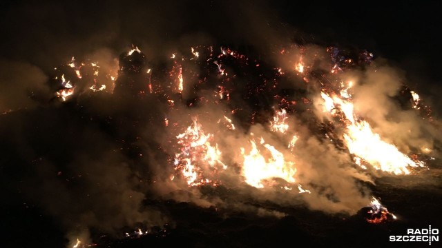 Dwa zastępy ochotniczej straży pożarnej nadal są na polu niedaleko Skarbimierzyc. Koło godziny 15 zapaliło się tam siano. Pożar udało się opanować.