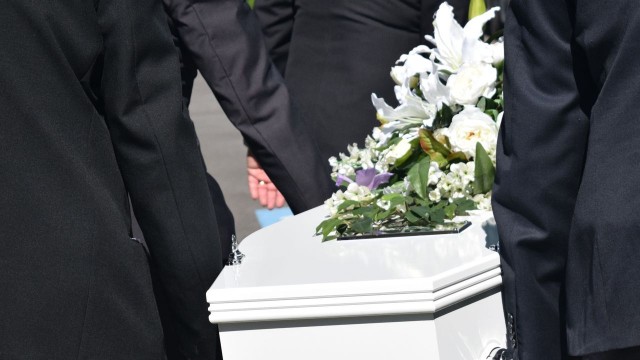 Bliscy pożegnali 14-letniego Kacpra, 13-letniego Kamila i 11-letnią Zuzię - rodzeństwo, które utonęło w tym miesiącu, w Darłówku. Pogrzeb odbył się w Sulmierzycach - rodzinnej miejscowości dzieci.