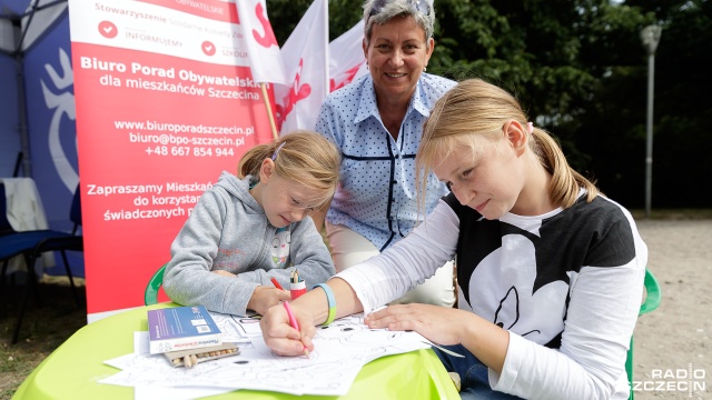 Jakie prawa przysługują pracownikom i jak założyć związek zawodowy oraz ubezpieczenia społeczne - o to najczęściej pytali mieszkańcy, którzy odwiedzili w sobotę stoisko Solidarności na Jasnych Błoniach w Szczecinie. Członkowie związku udzielali porad prawnych i doradzali wszystkim chętnym.