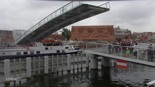 Są zarzuty w sprawie statku wycieczkowego, który przepłynął pod zamykającą się kładką na Motławie w Gdańsku. Do incydentu doszło ponad rok temu. Pasażerska jednostka Danuta na szczęście uniknęła kolizji z konstrukcją - nikomu nic się nie stało.