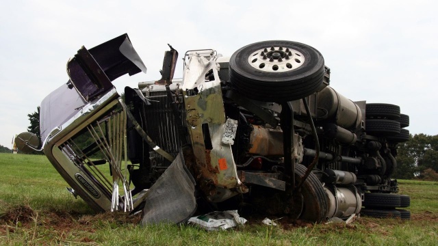 Siedem osób zginęło w wypadku autokaru, do którego doszło w amerykańskim stanie Nowy Meksyk. Zderzył się on czołowo z ciężarówką. Autokar należał do największego amerykańskiego przewoźnika pasażerskiego, firmy Greyhound. Przewoził on 49 pasażerów.