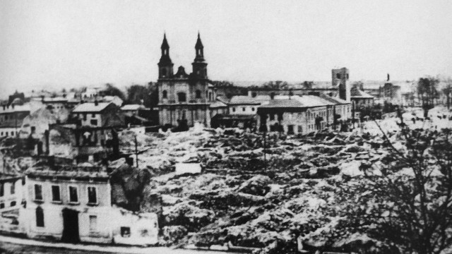 79 lat temu, 1 września 1939 roku, o godzinie 4.40 niemieckie lotnictwo rozpoczęło bombardowanie Wielunia, miasta położonego w pobliżu granicy z Trzecią Rzeszą. Atak nastąpił pięć minut przed ostrzałem przez pancernik Schleswig-Holstein polskiej składnicy wojskowej na Westerplatte.