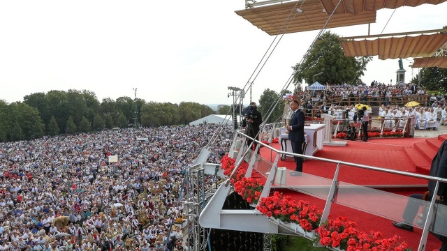 Prezydent powiedział, że przez ostatnie sto lat polscy chłopi dbali o ojczyznę i przelewali za nią krew. Andrzej Duda przemawiał podczas Dożynek Jasnogórskich, czyli Ogólnopolskiej Pielgrzymki Rolników w ramach Święta Dziękczynienia za Plony.
