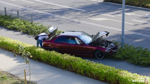 Zabawa dwóch młodych mężczyzn w palenie gumy i kontrolowany poślizg skończyła się niekontrolowanym rozbiciem osobowego BMW na przyulicznym słupie latarni.