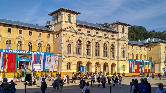 Trwa XXVIII Forum Ekonomiczne w Krynicy. Od wtorku w beskidzkim kurorcie politycy, przedsiębiorcy, przedstawiciele świata nauki i mediów dyskutują o problemach, jakie stoją przed Europą i światem w XXI wieku. W środę w forum wezmą udział między innymi premierzy Polski i Litwy. Wieczorem zostanie wręczona nagroda Człowieka Roku Forum Ekonomicznego w Krynicy.