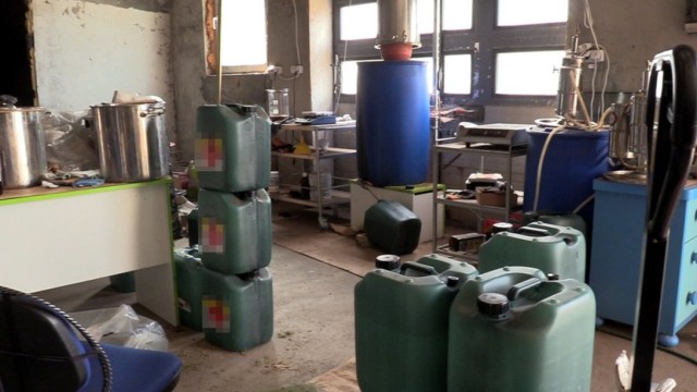 200 litrów oleju konopnego zawierającego THC mogli wyprodukować mężczyźni zatrzymani przez funkcjonariuszy CBŚP z Gorzowa Wielkopolskiego. Policjanci w zlikwidowanym laboratorium zabezpieczyli 430 kilogramów suszu konopi, 20 litrów substancji oleistej i 300 litrów chemikaliów.