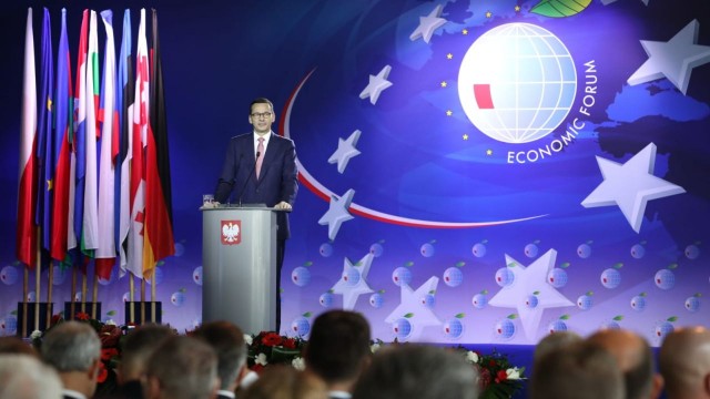 W Krynicy Zdroju zakończyło się XXVIII Forum Ekonomiczne. W tym roku uczestniczyło w nim około pięć tysięcy gości z całego świata, którzy wzięli udział w około 250 panelach, dyskusjach i spotkaniach. Przez trzy dni politycy, przedsiębiorcy, naukowcy i inni rozmawiali o problemach i wyzwaniach, jakie stoją przed gospodarką i społeczeństwem.