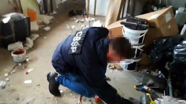 Funkcjonariusze CBŚP zatrzymali dwóch mężczyzn podejrzanych o podłożenie bomby w pasażu handlowym w Białymstoku. Prymitywny ładunek wybuchowy miał być odpalony w poniedziałek. Podłożyli go dwaj pracownicy pasażu.