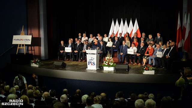 Potrzebna jest współpraca rządu z samorządami, nie może być tak, że programy, które przygotowuje rząd dla Polski nie są realizowane przez samorządy - mówiła w piątek w Wałczu wicepremier Beata Szydło.