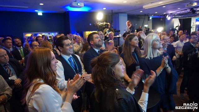Niedzielne wybory parlamentarne w Szwecji wygrała koalicja socjaldemokratów, Zielonych i partii lewicy. Nieznacznie wyprzedziła koalicje centroprawicy. Antyimigrancka partia Szwedzkich Demokratów zajęła trzecie miejsce.