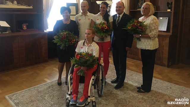 Po sukcesach w Berlinie, w poniedziałek wizyta u prezydenta Szczecina. Piotr Krzystek wręczył kwiaty i upominki 3 sportowcom ze szczecińskich klubów, którzy uczestniczyli w ostatnich Paralekkoatletycznych Mistrzostwach Europy.