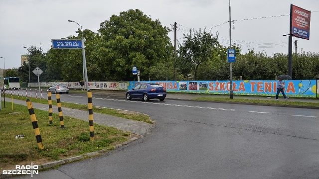 Dojazd ulicą Spółdzielców do drogi krajowej nr 10 w Mierzynie doczeka się gruntownej przebudowy. Zgodę na rozpoczęcie inwestycji wydało kilka dni temu Starostwo Powiatowe w Policach.