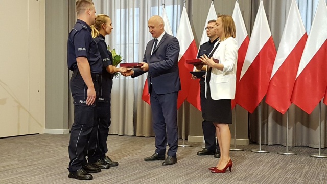 Szef MSWiA Joachim Brudziński nagrodził dziewięcioro policjantów, którzy ratowali ludzi z narażeniem własnego życia.