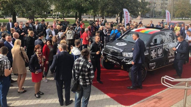 W Wilnie odbyła się w czwartek prezentacja nowego pojazdu duetu litewskiego kierowcy Benediktasa Vanagasa i polskiego pilota Sebastiana Rozwadowskiego.