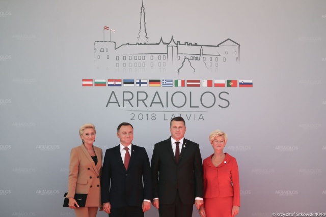 Prezydenci 13 krajów europejskich spotkali się na Łotwie, by dyskutować o zwalczaniu zagrożeń dla bezpieczeństwa Starego Kontynentu. Polskę na szczycie Grupy Arraiolos reprezentuje prezydent Andrzej Duda wraz z małżonką.
