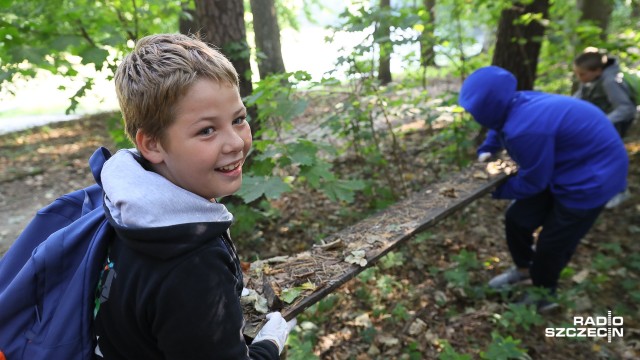 Uczniowie i harcerze ze Szczecina biorą udział w akcji Sprzątanie Świata. W piątek zbierali śmieci w Lesie Arkońskim, a w sobotę w okolicach jeziora Głębokiego.