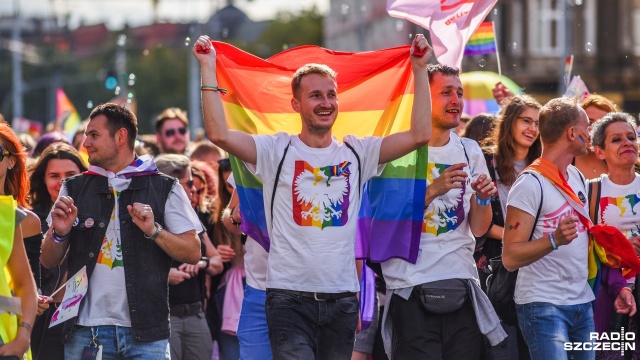 Ponad tysiąc osób wzięło udział w tzw. Marszu Równości w Szczecinie. Homoseksualiści oraz środowiska ich wspierające przeszli ulicami w centrum miasta.