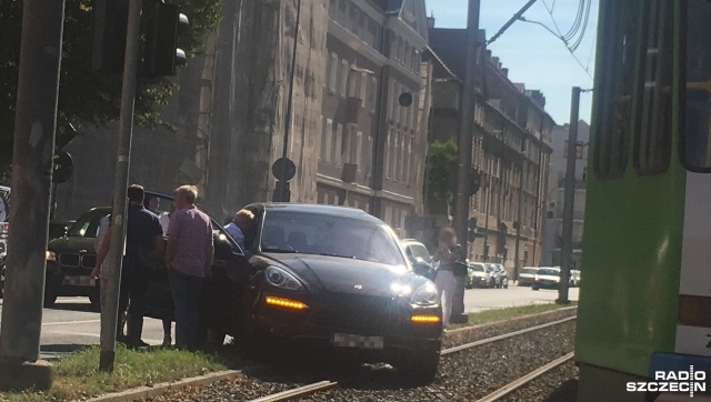Samochód osobowy zderzył się z tramwajem na skrzyżowaniu alei Bohaterów Warszawy z ulicą 5 Lipca w Szczecinie. Do zdarzenia doszło we wtorek po godzinie 13.