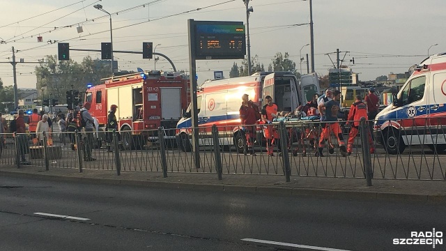 Na ulicy Wyszyńskiego w kierunku Bramy Portowej w pobliżu skrzyżowania z Nabrzeżem Wieleckim tramwajowa 7 potrąciła dwie osoby. Do zdarzenia doszło przed 8 rano.