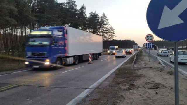 Zakorkowany jest remontowany odcinek drogi S3 na odcinku Rzęśnica - Dąbie w kierunku na Szczecin. Drogowcy szacują, że utrudnienia potrwają do godz. 16.