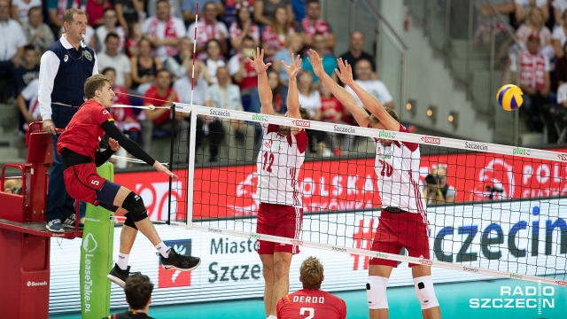 Polscy siatkarze przegrali w Warnie z Francuzami 1:3 (15:25, 18:25, 25:23, 18:25) w swoim drugim meczu drugiej rundy grupowej mistrzostw świata w Bułgarii i we Włoszech.