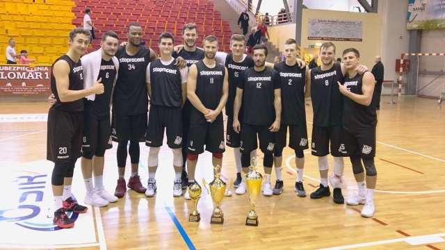Wilki Morskie w finałowym meczu pokonały Spójnię Stargard 77:70. Szczecinianie obronili tytuł i ponownie zostali nieoficjalnym mistrzem Pomorza Zachodniego. W starciu o pierwsze miejsce Kinga do zwycięstwa poprowadził Paweł Kikowski, który zdobył 19 punktów.
