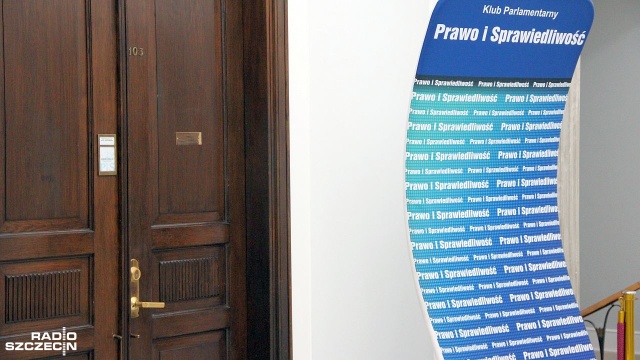Prawo i Sprawiedliwość liderem w nowym sondażu parlamentarnym - PiS w badaniu Estymatora dla portalu DoRzeczy.pl uzyskał wynik 45 procent poparcia. Oznacza to samodzielną większość w Sejmie.