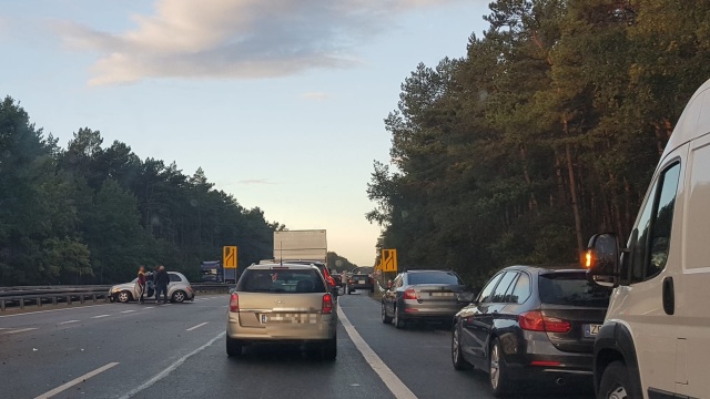 Dwa samochody osobowe zderzyły się na remontowanym odcinku autostrady A6. Do stłuczki doszło we wtorek przed godziną 8 zaraz za skrzyżowaniem z drogą wojewódzką nr 142, czyli popularną Chociwelką.