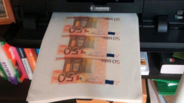 Mężczyznę podejrzanego o podrabianie pieniędzy zatrzymali funkcjonariusze z gdańskiego oddziału CBŚP. Podejrzany miał fałszować banknoty o nominale 50 euro.