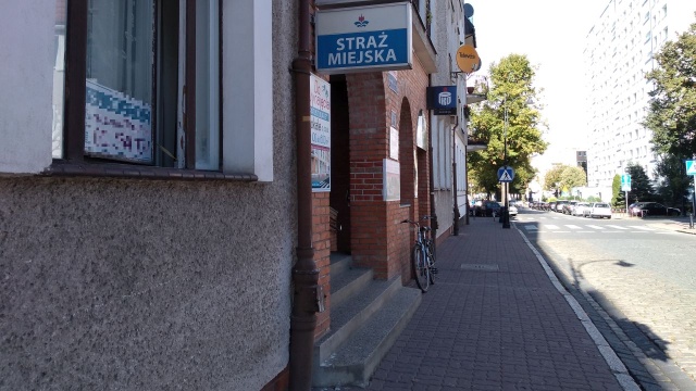 Władze Kołobrzegu zmieniły plany dotyczące przenosin straży miejskiej do nowej siedziby. Obecną - w centrum miasta i w sąsiedztwie ratusza - miasto dzierżawi od prywatnego właściciela.