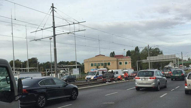 Samochód osobowy dachował na ulicy Hangarowej w Szczecinie. Jedna osoba została ranna. Do wypadku doszło w środę około godziny 8.