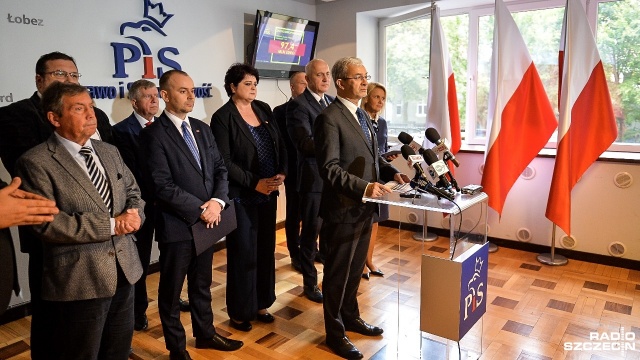 Koalicja PO-PSL w zarządzie województwa zachodniopomorskiego nie radzi sobie z wydawaniem funduszy europejskich - mówili podczas konferencji prasowej politycy Prawa i Sprawiedliwości. Obecna perspektywa unijna jest realizowana dwa razy wolniej niż poprzednia - tłumaczył w Szczecinie minister inwestycji i rozwoju Jerzy Kwieciński. Marszałek województwa Olgierd Geblewicz z PO odpowiada: przyspieszymy na koniec tego roku.