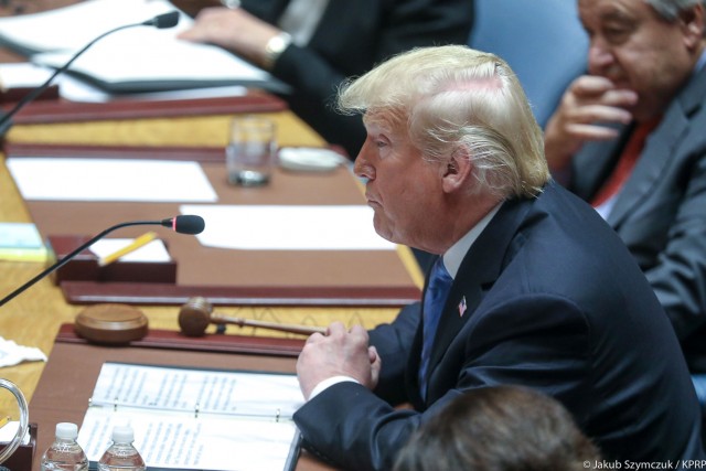 Chiny odrzucają oskarżenia prezydenta USA. Podczas posiedzenia Rady Bezpieczeństwa ONZ Donald Trump oskarżył Chiny o próby wpłynięcia na wynik listopadowych wyborów w Stanach Zjednoczonych. Poproszony o komentarz do słów Trumpa rzecznik chińskiego MSZ stwierdził, że Pekin nie miesza się w wewnętrzne sprawy innych państw.
