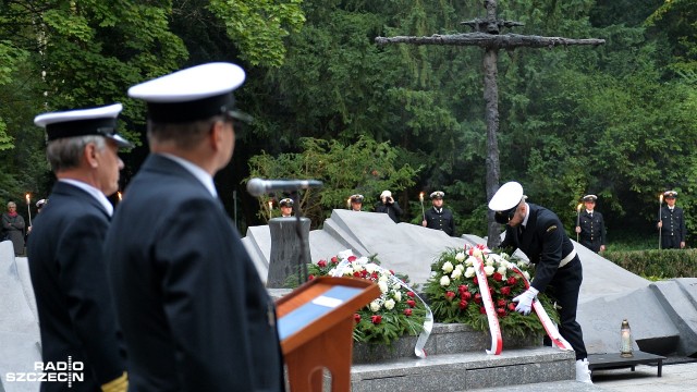 Studenci, władze uczelni, przedstawiciele Ministerstwa Gospodarki Morskiej i Żeglugi Śródlądowej oraz marynarze, wzięli udział w uroczystym apelu na inaugurację roku akademickiego na Akademii Morskiej w Szczecinie.