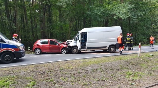 Auto dostawcze i samochód osobowy zderzyły się czołowo na ulicy Zegadłowicza w Szczecinie. Do wypadku doszło w poniedziałek po południu.