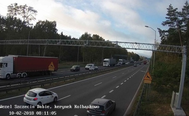 Uwaga kierowcy podróżujący z prawobrzeża do centrum Szczecina. W pobliżu Basenu Górniczego samochód potrącił przechodzącą przez jezdnię kobietę.