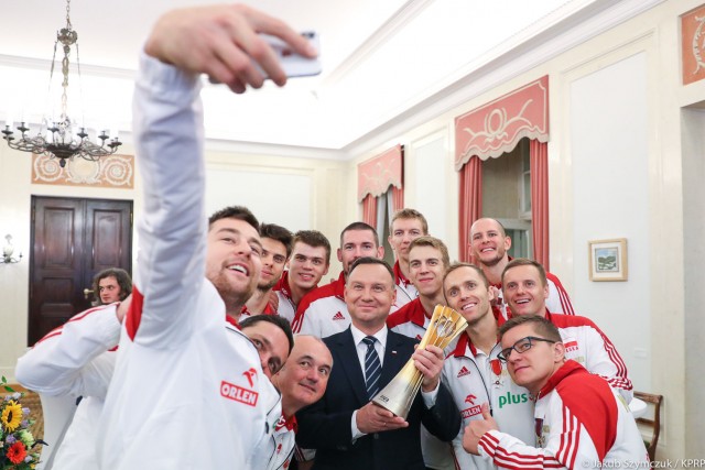 Prezydent Andrzej Duda odznaczył siatkarzy i członków sztabu szkoleniowego reprezentacji Polski Krzyżami Orderu Odrodzenia Polski i Krzyżami Zasługi. Uroczystość odbyła się we wtorek rano w Pałacu Prezydenckim.