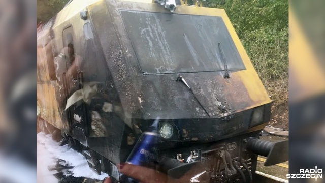 Stojąca na torowisku drezyna zapaliła się w pobliżu Witkowa Drugiego nieopodal Stargardu. Uszkodzona została też trakcja kolejowa. Do zdarzenia doszło w środę około 15.