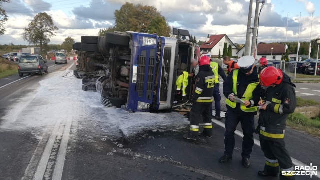 Ciężarówka przewożąca materiały budowlane przewróciła się na jezdnię na drodze krajowej nr 6. Do zdarzenia doszło w środę późnym popołudniem w Starych Bielicach.