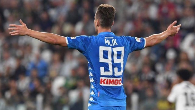 Arkadiusz Milik został minionej nocy napadnięty na przedmieściach Neapolu, gdy wracał do domu po meczu Ligi Mistrzów z Liverpoolem. Piłkarzowi Napoli skradziono zegarek o wartości 8 tys. euro.