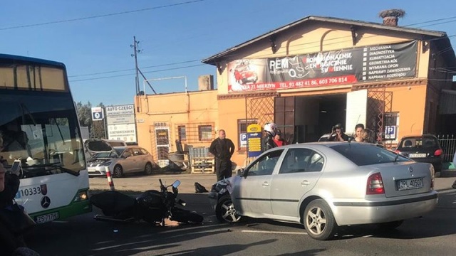 W pobliżu skrzyżowania ulicy Weleckiej z Brzozową doszło do zderzenia samochodu osobowego z motocyklistą. 35-letni mężczyzna z urazem nogi jest właśnie odwożony do szpitala.