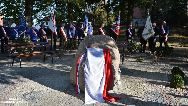 039039Człowiek żyje tyle, ile się o nim pamięta039039 - tymi słowami rozpoczęły się uroczystości odsłonięcia tablicy poświęconej pamięci Longina Komołowskiego. Były wicepremier, opozycjonista z czasów PRL i współtwórca Solidarności w Szczecinie zmarł pod koniec 2016 roku.