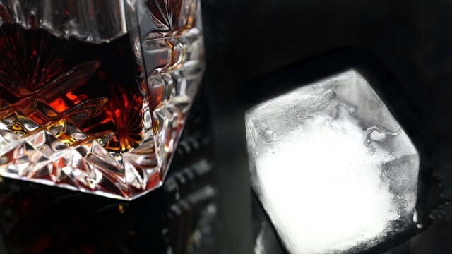 Niemal 1 milion funtów - tyle zapłacił zwycięzca aukcji w Edynburgu za butelkę whisky - nazywanej przez koneserów - najrzadszą whisky świata. Data destylacji 1926 rok.