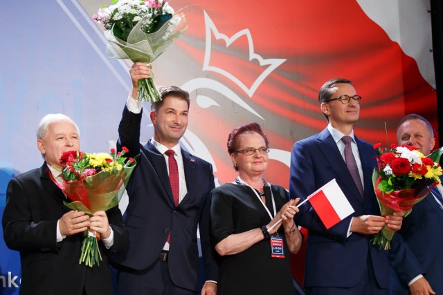 Prezes PiS Jarosław Kaczyński powiedział, że jego partia chce prowadzić politykę zrównoważonego rozwoju. Ocenił także, że Prawo i Sprawiedliwość pokazało, że potrafi zbierać środki i naprawiać system podatkowy.