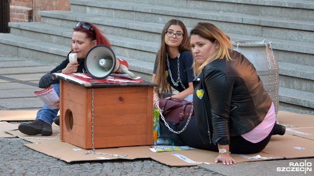 Ludzie przywiązani łańcuchami do psich bud - taki widok można było oglądać przed kołobrzeskim ratuszem. To akcja Zerwijmy łańcuchy mająca na celu zwrócenie uwagi na okrutne traktowanie zwierząt.