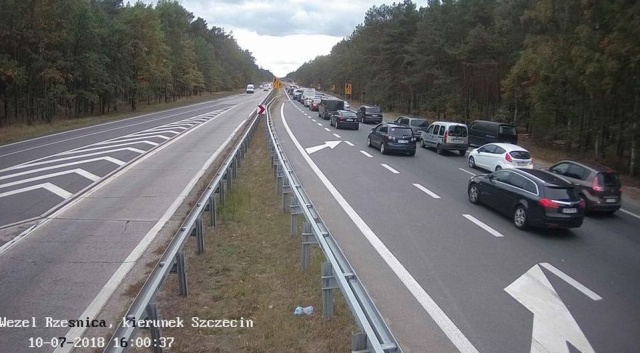 Nieco zmalał ruch na autostradzie A6 w okolicy węzła Rzęśnica. Korek w obie strony nie jest już uciążliwy - cały odcinek można pokonać w około 20 minut.