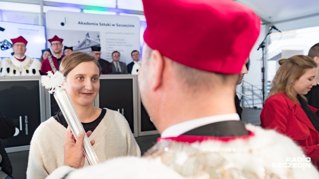 Muzyka na żywo, Gaudeamus Igitur w wykonaniu akademickiego chóru i młodzi ludzie zaczynający swoją artystyczną edukację. We wtorek w Akademii Sztuki w Szczecinie odbyła się inauguracja roku akademickiego, podczas której wykład wygłosił minister nauki i szkolnictwa wyższego.
